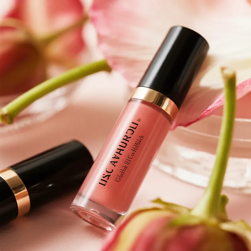 Dodávateľ lesk na perách pri súkromí